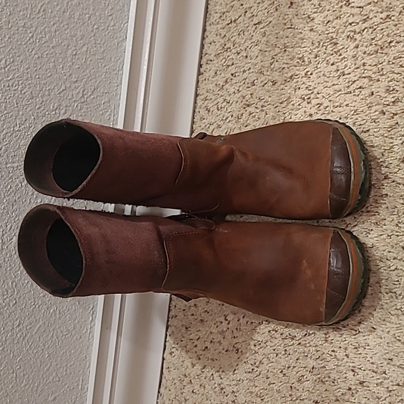 cute boots! - Picture 2 of 9